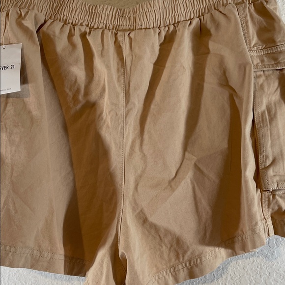 FOREVER 21 Cargo Pull On Shorts Oatmeal With Side Zipper Pockets Size 2X NEW - Picture 4 of 8